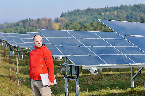 포토 JPG 해외이미지 주간 남자 산 한명 들기 상반신 성인 야외 옆모습 노트북 태양에너지 집열판 성인남자한명만 해외202004 해외포토 자연요소 1 뷰포인트 모션 사람 전자제품 그린에너지 남자한명만 성인남자만 파일형식 이미지허브