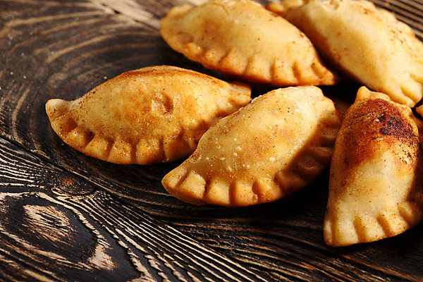 포토 JPG 해외이미지 전통 음식 백그라운드 육류 요리 사람없음 목재 노란색 식사 치킨 튀김 흰색 패티 폭식 스페인어 페스츄리 핸드메이드 해외202004 해외포토 나무 빵 컬러 식재료 재료 닭고기요리 파일형식 이미지허브