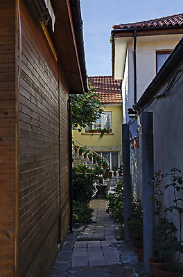 포토 JPG 해외이미지 유럽 도로 벽 바다 여행 건축양식 창문 가족 자연 지붕 낚시 휴가 주택 풍경 사람없음 목재 도시풍경 문 검은색 골동품 가을 바위 도시 중세 역사 널 휴양지 지역 타운 복원 불가리아 석고 옛날 회복 해외202004 해외포토 나무 계절 건축 나라 길 컬러 컨셉 재료 관계 교통시설 레저 건물 장소 돌_바위 생태계 파일형식 남유럽 이미지허브
