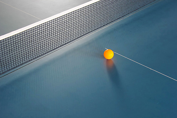 포토 JPG 해외이미지 스포츠 포즈 공 놀이 탁자 실내 경기 사람없음 목재 파란색 도전 테니스 흰색 그물 점수 해외202004 해외포토 나무 컬러 가구 재료 내부 구기 파일형식 이미지허브