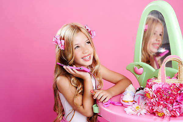 포토 JPG 해외이미지 여자 꽃 행복 어린이 인형 분홍색 백그라운드 꽃무늬 놀이 모바일 대화 한명 미소 웃음 사람 스마트폰 컬러풀 금발 장난감 반사 유행 거울 립스틱 수확 표현 작음 전화기 입술 복고 만들기 유아독존 스타일 부두아르 해외202004 해외포토 식물 1 헤어스타일 감정 컬러 무늬 농업 모션 표정 말하기 신체부위 핸드폰 스마트기기 화장품 크기 파일형식 이미지허브