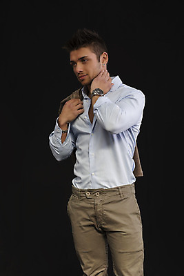 포토 JPG 해외이미지 모델 1 응시 옷 남자 백그라운드 겨울 한명 사람 성인 옆모습 유행 재킷 흰색 잡기 어깨 스타일 해외202004 해외포토 시선 계절 뷰포인트 컬러 모션 신체부위 외투 파일형식 이미지허브