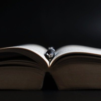 포토 JPG 해외이미지 종교 문화 안경 컨셉 탁자 함께함 그림자 사람없음 책 빛 펜 성경 어둠 수확 오픈 닫기 야간 강의 깃털 책상 복고 깃털펜 옛날 정물화 해외202004 해외포토 자연요소 잡화 가구 농업 종교용품 모션 필기구 그림 파일형식 이미지허브