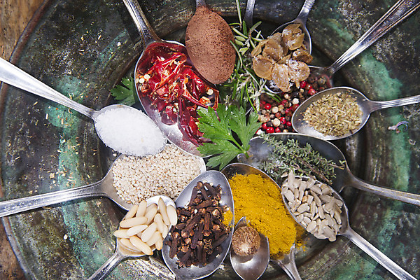 포토 JPG 해외이미지 접시 재료 고추 마늘 요리 사람없음 목재 빨간색 노란색 주방 숟가락 검은색 조미료 맛 가루 허브 향신료 매움 날카로움 카레 생강 로즈메리 해외202004 해외포토 나무 식물 식기 음식 컬러 컨셉 채소 수저 향미료 파일형식 이미지허브