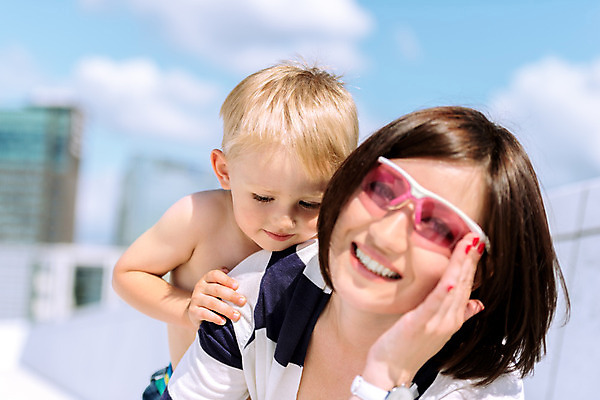 포토 JPG 해외이미지 백인 라이프스타일 옷 여자 남자 행복 유럽 안경 아들 어린이 놀이 엄마 갈색머리 함께함 사람 소년 성인 야외 두명 금발 귀여움 침묵 흰색 달콤 해외202004 해외포토 서양인 헤어스타일 잡화 감정 나라 컬러 컨셉 가족 생활 소리 맛 파일형식 이미지허브