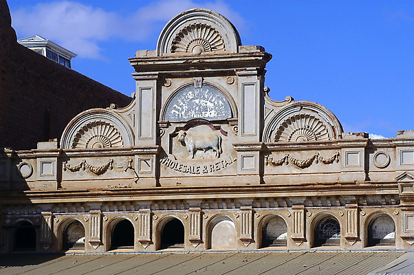 포토 JPG 해외이미지 동물 전통 산업 문화 조각 여행 백그라운드 컨셉 비즈니스 건축양식 포유류 하늘 주택 미술 사람없음 건물 그래픽 도시풍경 조각상 소고기 도시 소 역사 재산 클래식 도심 호주 묘사 그림 질감 지역 안심 복제 옛날 스타일 해외202004 해외포토 건축물 건축 문화예술 육류 풍경 금융 조형물 오세아니아 파일형식 이미지허브