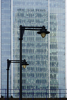 포토 JPG 해외이미지 가로등 건축양식 창문 유리 추상 조명 프레임 사람없음 건물 반사 거울 등불 램프 왜곡 철책 해외202004 해외포토 건축물 공공시설 건축 무늬 재질 파일형식 이미지허브