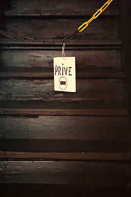 포토 JPG 해외이미지 경고 사람없음 가로 계단 손상 금지 입장 사인 단계 옛날 해외202004 해외포토 컨셉 파일형식 이미지허브