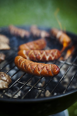 포토 JPG 해외이미지 주간 육류 요리 사람없음 야외 아웃포커스 여름 파티 정원 연기 그릴 바비큐 굽기 소시지구이 해외202004 해외포토 자연요소 계절 음식 식재료 주방용품 촬영기법 이벤트 소시지 구이 파일형식 이미지허브