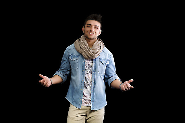 포토 JPG 해외이미지 백인 모델 1 응시 남자 행복 무기 얼굴 백그라운드 관리 한명 서기 사람 성인 카메라 검은색 어둠 흰색 오픈 자신감 시원함 싱글 긍정 고립 스타일 해외202004 해외포토 서양인 시선 감정 컬러 컨셉 모션 신체부위 전자제품 파일형식 이미지허브