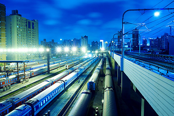 포토 JPG 해외이미지 산업 아시아 도로 여행 백그라운드 교통시설 자국 모션 사람없음 파란색 빛 중국 어둠 황혼 운전 기차 램프 도시 역 상하이 야간 저녁 속도 시작 철사 일반 야광 빛망울 구름다리 떠남 루트 선로 줄서기 터미널 통근 해외202004 해외포토 자연요소 나라 길 육상교통 컬러 교통 조명 대중교통 일몰 다리_건축물 시설 출근 파일형식 이미지허브