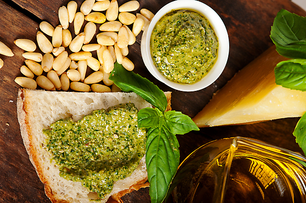 포토 JPG 해외이미지 그릇 음식 빵 유리병 치즈 실내 사람없음 하이앵글 올리브오일 종지 잣 바질 페스토 나무배경 해외202004 해외포토 식기 뷰포인트 백그라운드 병_용기 유제품 내부 견과류 소스_음식 기름_음식 파일형식 이미지허브