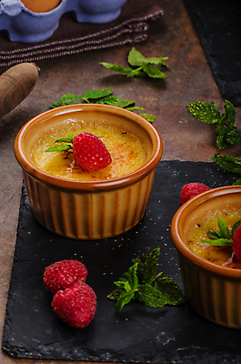 포토 JPG 해외이미지 그릇 실내 사람없음 민트 산딸기 돌판 크렘브륄레 갈색배경 해외202004 해외포토 식기 백그라운드 과일 디저트 내부 갈색 돌_바위 허브 파일형식 이미지허브