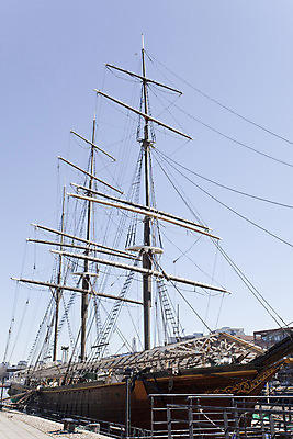 포토 JPG 해외이미지 밧줄 바다 사다리 하늘 항해 핀란드 사람없음 목재 초록색 물 파란색 강 여행객 항구 흰색 역사 큼 박물관 함선 닻 돛대 옛날 해외202004 해외포토 자연요소 나무 줄 컬러 배_교통 재료 교통시설 북유럽 사람 도구 크기 파일형식 이미지허브