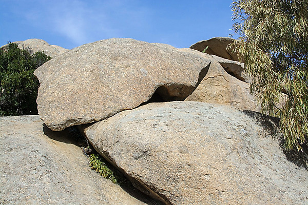 포토 JPG 해외이미지 구름 외관 유럽 섬 백그라운드 자연 하늘 풍경 사람없음 야외 세로 초록색 여름 파란색 햇빛 우주 맑음 이탈리아 바위 붓 정상 큼 지중해 언덕 부식 북쪽 판 무거움 내추럴 지질학 특별함 화강암 해외202004 해외포토 자연요소 계절 교육 나라 바다 컬러 컨셉 날씨 태양 암석 돌_바위 무게 크기 방향 생태계 파일형식 이미지허브