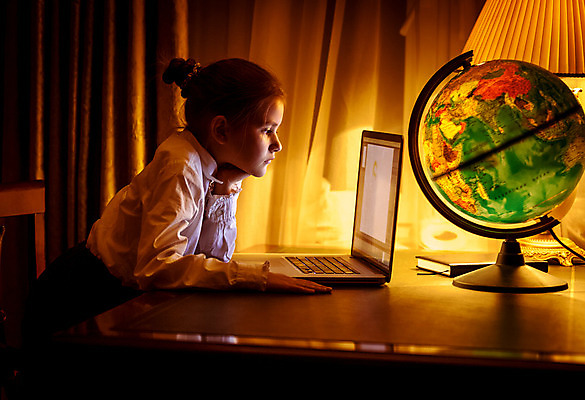 포토 JPG 해외이미지 학생 라이프스타일 여자 교육 행복 어린이 인터넷 학교 놀이 탁자 휴식 새로움 주택 한명 사람 앉기 내부 노트북 빛 스터디 컴퓨터 지구본 디지털 공책 어둠 유치원 게임 도시 클래식 도서관 야간 저녁 스마트 읽기 온라인쇼핑 해외202004 해외포토 자연요소 1 감정 가구 컨셉 모션 문구용품 건물 생활 전자제품 쇼핑 학습 온라인 파일형식 이미지허브