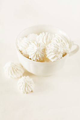 포토 JPG 해외이미지 서양음식 실내 사람없음 컵 쿠키 달콤 흰배경 머랭 해외202004 머랭쿠키 해외포토 식기 음식 백그라운드 디저트 내부 흰색 맛 파일형식 이미지허브