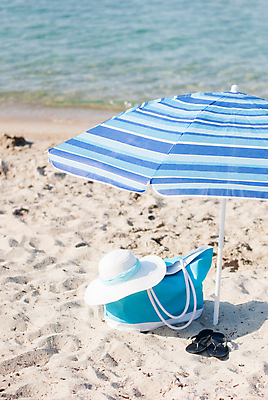 포토 JPG 해외이미지 모래 바다 여행 백그라운드 가방 우산 휴가 사람없음 세로 물 여름 파란색 양산 가림막 터키석 카피스페이스 해외202004 해외포토 자연요소 잡화 계절 컬러 공백 보석 파일형식 이미지허브