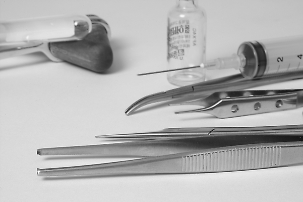 포토 JPG 의학 의료기기 가위 흑백 주사기 사람없음 치료 약 의료용품 바늘 약병 오브젝트 시험관 주사약 핀셋 유리관 고무망치 의료용가위 국내포토 문구용품 가위_도구 촬영기법 실험기구 도구 망치 병_담는 파일형식