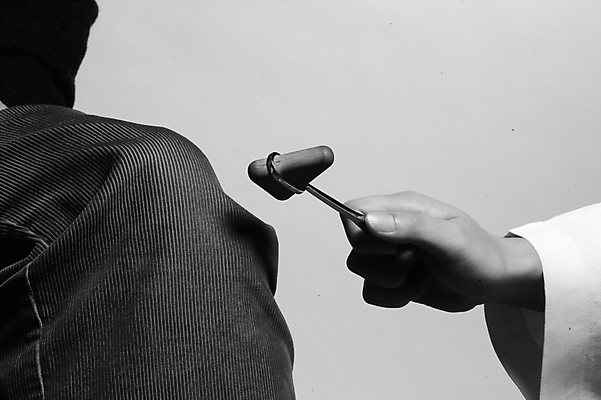 포토 JPG 손 남자 의학 의료기기 흑백 사람 신체부위 치료 의사 의료용품 오브젝트 무릎 의료용망치 타진기 국내포토 조건반사 촬영기법 의료진 파일형식