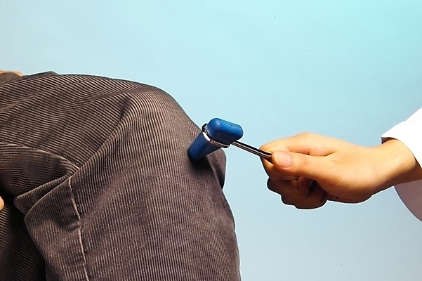 포토 JPG 손 남자 의학 의료기기 사람 신체부위 치료 의사 의료용품 오브젝트 무릎 의료용망치 타진기 국내포토 조건반사 의료진 파일형식