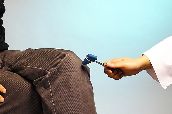 포토 JPG 손 남자 의학 의료기기 사람 신체부위 치료 의사 의료용품 오브젝트 무릎 의료용망치 타진기 국내포토 조건반사 의료진 파일형식