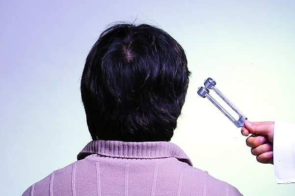 포토 JPG 남자 의학 의료기기 한명 사람 20대 성인 치료 의료용품 오브젝트 소리굽쇠 청력검사 남자만 남자한명만 성인남자만 청년만 청년남자만 청년남자한명만 성인한명만 성인남자한명만 성인만 국내포토 1 청년 검사_조사 파일형식