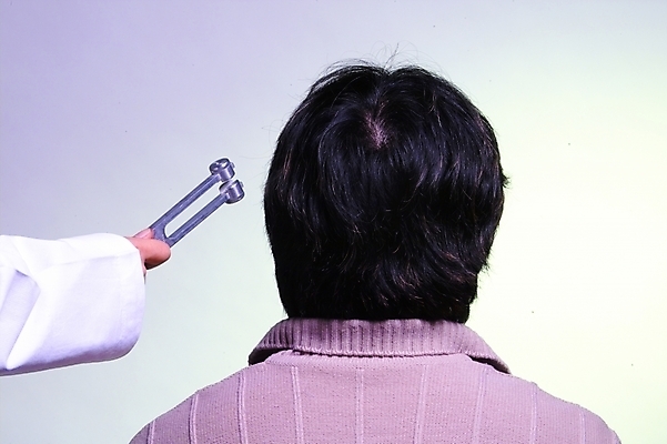 포토 JPG 남자 의학 의료기기 한명 사람 20대 성인 치료 의료용품 오브젝트 소리굽쇠 청력검사 남자만 남자한명만 성인남자만 청년만 청년남자만 청년남자한명만 성인한명만 성인남자한명만 성인만 국내포토 1 청년 검사_조사 파일형식