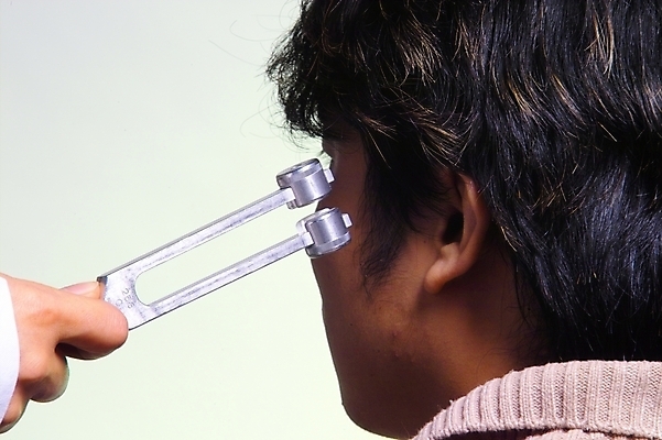 포토 JPG 남자 의학 의료기기 한명 사람 20대 성인 치료 의료용품 오브젝트 소리굽쇠 청력검사 남자만 남자한명만 성인남자만 청년만 청년남자만 청년남자한명만 성인한명만 성인남자한명만 성인만 국내포토 1 청년 검사_조사 파일형식