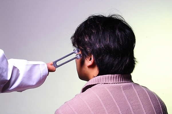 포토 JPG 남자 의학 의료기기 한명 사람 20대 성인 치료 의료용품 오브젝트 소리굽쇠 청력검사 남자만 남자한명만 성인남자만 청년만 청년남자만 청년남자한명만 성인한명만 성인남자한명만 성인만 국내포토 1 청년 검사_조사 파일형식