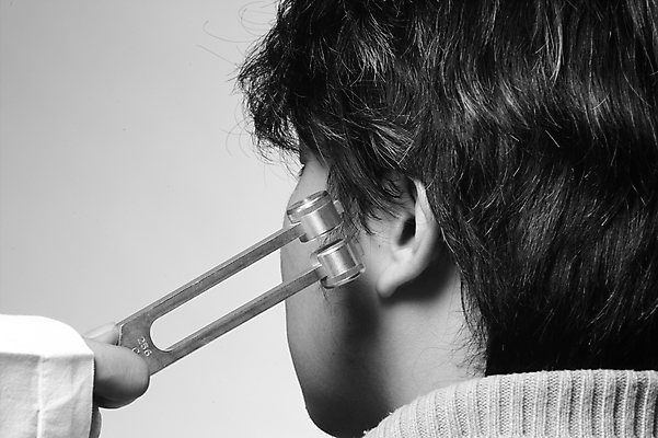 포토 JPG 남자 의학 의료기기 흑백 한명 사람 20대 성인 치료 의료용품 오브젝트 소리굽쇠 청력검사 남자만 남자한명만 성인남자만 청년만 청년남자만 청년남자한명만 성인한명만 성인남자한명만 성인만 국내포토 1 촬영기법 청년 검사_조사 파일형식