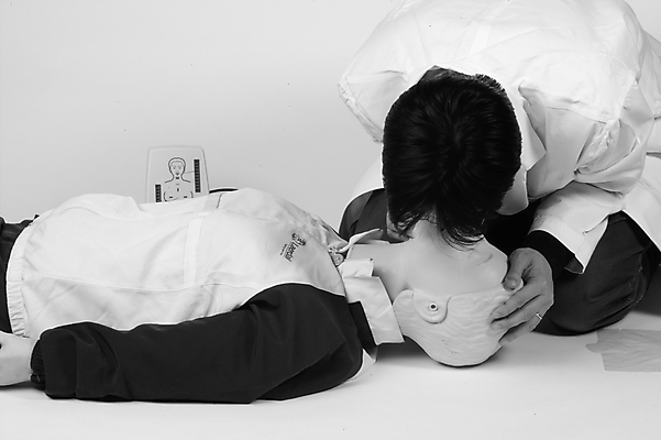 포토 JPG 남자 의학 의료기기 흑백 한명 사람 20대 성인 치료 의사 의료용품 마네킹 오브젝트 응급치료 인공호흡 남자만 남자한명만 성인남자만 청년만 청년남자만 청년남자한명만 성인한명만 성인남자한명만 성인만 국내포토 1 촬영기법 청년 의료진 호흡 파일형식