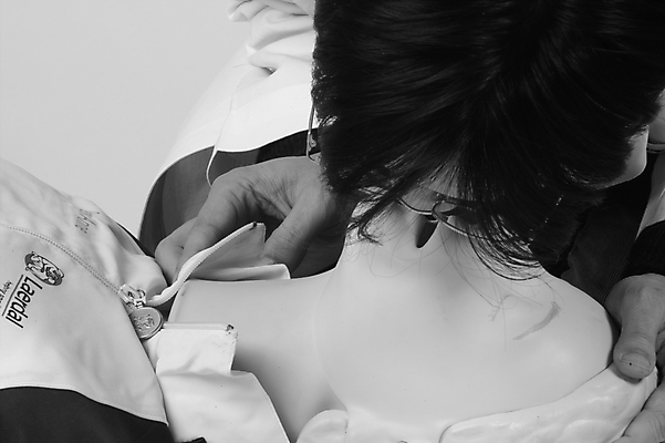 포토 JPG 남자 의학 의료기기 흑백 한명 사람 20대 성인 치료 의사 의료용품 마네킹 오브젝트 응급치료 인공호흡 남자만 남자한명만 성인남자만 청년만 청년남자만 청년남자한명만 성인한명만 성인남자한명만 성인만 국내포토 1 촬영기법 청년 의료진 호흡 파일형식