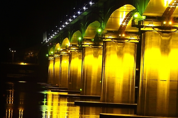 포토 JPG 백그라운드 야경 자연 조명 서울 한국 사람없음 야외 빛 강 반사 도시 한강 당산철교 한강다리 가교 국내포토 건축물 아시아 다리_건축물 야간 생태계 랜드마크 파일형식 풍경_경치