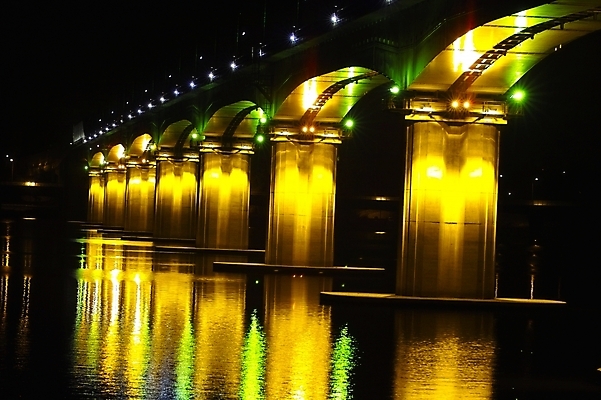 포토 JPG 백그라운드 야경 자연 조명 서울 한국 사람없음 야외 빛 강 반사 도시 한강 당산철교 한강다리 가교 국내포토 건축물 아시아 다리_건축물 야간 생태계 랜드마크 파일형식 풍경_경치