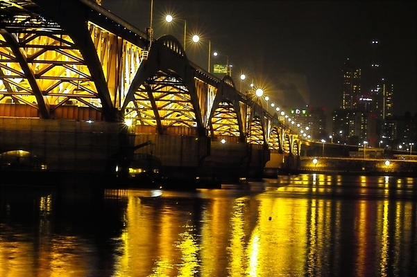 포토 JPG 건축물 건축 야경 교통시설 조명 서울 한국 사람없음 야외 빛 강 반사 도시 한강 성산대교 한강다리 가교 국내포토 아시아 교통 다리_건축물 야간 시설 랜드마크 파일형식 풍경_경치