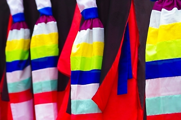 포토 JPG 주간 한국문화 한국전통 전통 여자 문화 예술 한국 사람 여러명 야외 공연 춤 전통의상 한복 전통무용 검무 칼춤 향악 여자만 국내포토 자연요소 동양문화 아시아 다수 문화예술 국악 이벤트 파일형식