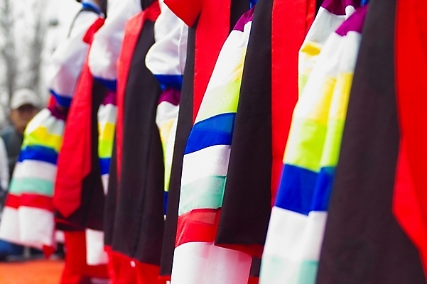 포토 JPG 주간 한국문화 한국전통 전통 여자 문화 예술 한국 사람 여러명 야외 공연 춤 전통의상 한복 전통무용 검무 칼춤 향악 여자만 국내포토 자연요소 동양문화 아시아 다수 문화예술 국악 이벤트 파일형식