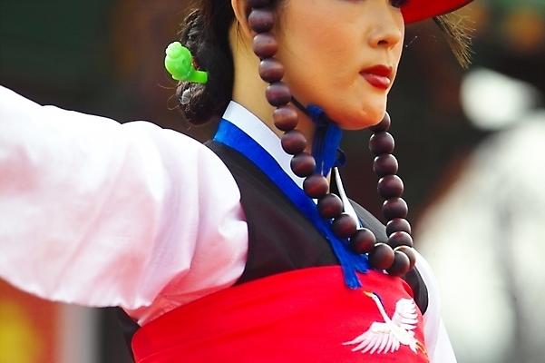 포토 JPG 주간 한국문화 한국전통 전통 여자 문화 예술 한국 한명 사람 동양인 20대 성인 야외 공연 춤 전통의상 한복 전통무용 검무 칼춤 향악 여자만 여자한명만 성인여자만 청년만 청년여자만 성인한명만 청년여자한명만 성인여자한명만 성인만 국내포토 자연요소 1 동양문화 아시아 문화예술 국악 인종 이벤트 청년 파일형식