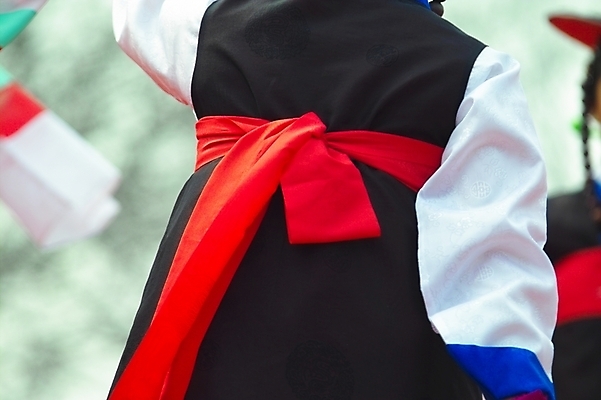 포토 JPG 주간 한국문화 한국전통 전통 여자 문화 예술 한국 한명 사람 20대 성인 야외 공연 춤 전통의상 한복 전통무용 검무 칼춤 향악 여자만 여자한명만 성인여자만 청년만 청년여자만 성인한명만 청년여자한명만 성인여자한명만 성인만 국내포토 자연요소 1 동양문화 아시아 문화예술 국악 이벤트 청년 파일형식