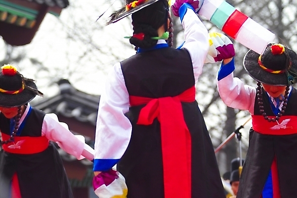 포토 JPG 주간 한국문화 한국전통 전통 여자 문화 예술 한국 사람 동양인 여러명 야외 공연 춤 전통의상 한복 전통무용 검무 전립 칼춤 향악 여자만 국내포토 자연요소 동양문화 아시아 다수 문화예술 국악 인종 이벤트 파일형식