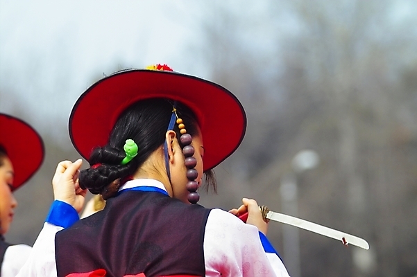 포토 JPG 주간 한국문화 한국전통 전통 여자 문화 예술 한국 한명 사람 동양인 20대 성인 야외 공연 춤 전통의상 한복 전통무용 검무 전립 칼춤 향악 여자만 여자한명만 성인여자만 청년만 청년여자만 성인한명만 청년여자한명만 성인여자한명만 성인만 국내포토 자연요소 1 동양문화 아시아 문화예술 국악 인종 이벤트 청년 파일형식