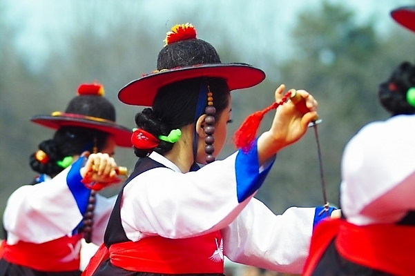 포토 JPG 주간 한국문화 한국전통 전통 여자 문화 예술 한국 사람 동양인 여러명 야외 공연 춤 전통의상 한복 전통무용 검무 전립 칼춤 향악 여자만 국내포토 자연요소 동양문화 아시아 다수 문화예술 국악 인종 이벤트 파일형식