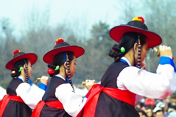 포토 JPG 주간 한국문화 한국전통 전통 여자 문화 예술 한국 사람 동양인 야외 세명 공연 춤 전통의상 한복 전통무용 검무 전립 칼춤 향악 여자만 국내포토 자연요소 동양문화 아시아 문화예술 국악 인종 이벤트 파일형식