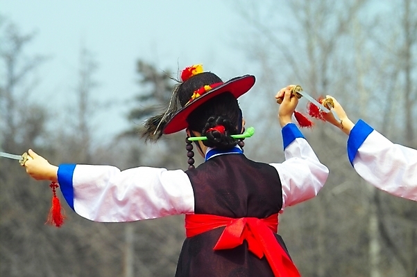 포토 JPG 주간 한국문화 한국전통 전통 여자 문화 예술 한국 한명 사람 동양인 20대 성인 야외 공연 춤 전통의상 한복 전통무용 검무 전립 칼춤 향악 여자만 여자한명만 성인여자만 청년만 청년여자만 성인한명만 청년여자한명만 성인여자한명만 성인만 국내포토 자연요소 1 동양문화 아시아 문화예술 국악 인종 이벤트 청년 파일형식