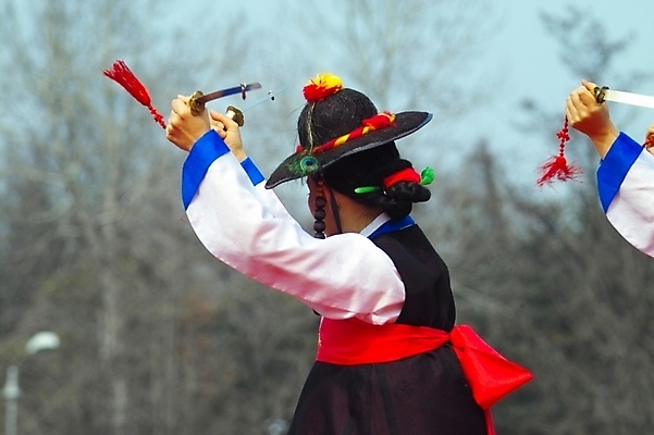 포토 JPG 주간 한국문화 한국전통 전통 여자 문화 예술 한국 한명 사람 동양인 20대 성인 야외 공연 춤 전통의상 한복 전통무용 검무 전립 칼춤 향악 여자만 여자한명만 성인여자만 청년만 청년여자만 성인한명만 청년여자한명만 성인여자한명만 성인만 국내포토 자연요소 1 동양문화 아시아 문화예술 국악 인종 이벤트 청년 파일형식