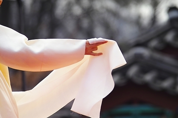 포토 JPG 주간 한국문화 한국전통 전통 여자 문화 예술 한국 한명 사람 동양인 20대 성인 야외 공연 춤 전통의상 한복 전통공연 전통무용 민속 굿 한국무용 살풀이 살풀이춤 여자만 여자한명만 성인여자만 청년만 청년여자만 성인한명만 청년여자한명만 성인여자한명만 성인만 국내포토 자연요소 1 동양문화 아시아 문화예술 인종 이벤트 청년 파일형식