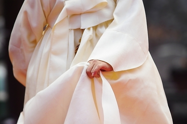 포토 JPG 주간 한국문화 한국전통 전통 여자 문화 예술 한국 한명 사람 동양인 20대 성인 야외 공연 춤 전통의상 한복 전통공연 전통무용 민속 굿 한국무용 살풀이 살풀이춤 여자만 여자한명만 성인여자만 청년만 청년여자만 성인한명만 청년여자한명만 성인여자한명만 성인만 국내포토 자연요소 1 동양문화 아시아 문화예술 인종 이벤트 청년 파일형식