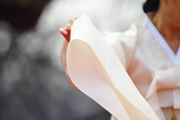 포토 JPG 주간 한국문화 한국전통 전통 여자 문화 예술 한국 한명 사람 동양인 20대 성인 야외 공연 춤 전통의상 한복 전통공연 전통무용 민속 굿 한국무용 살풀이 살풀이춤 여자만 여자한명만 성인여자만 청년만 청년여자만 성인한명만 청년여자한명만 성인여자한명만 성인만 국내포토 자연요소 1 동양문화 아시아 문화예술 인종 이벤트 청년 파일형식