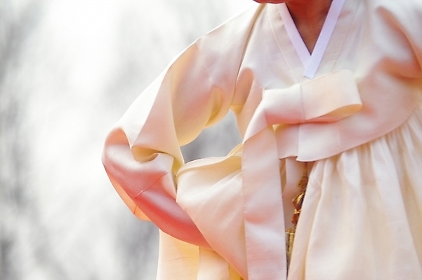 포토 JPG 주간 한국문화 한국전통 전통 여자 문화 예술 한국 한명 사람 동양인 20대 성인 야외 공연 춤 전통의상 한복 전통공연 전통무용 민속 굿 한국무용 살풀이 살풀이춤 여자만 여자한명만 성인여자만 청년만 청년여자만 성인한명만 청년여자한명만 성인여자한명만 성인만 국내포토 자연요소 1 동양문화 아시아 문화예술 인종 이벤트 청년 파일형식